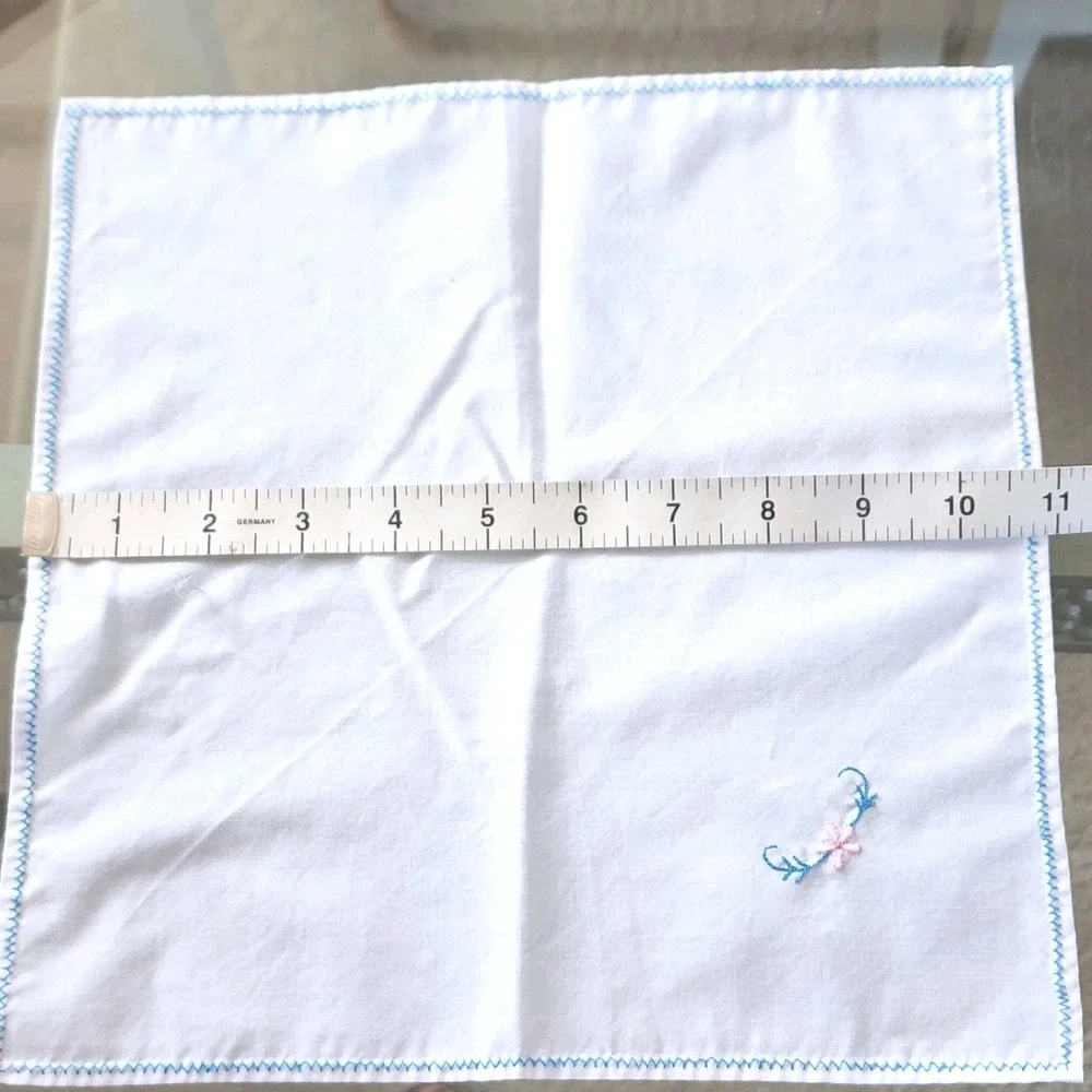 80's Vintage Embroidered White Floral Square Tablecloth with Lace Trim 6 Napkins